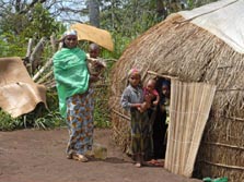 Zentralafrika, Kamerun: Ein Bilderbuch namens Afrika - Frau vor ihrer Unterkunft